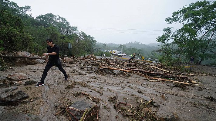 Otis toca tierra en Acapulco como huracán de categoría 5