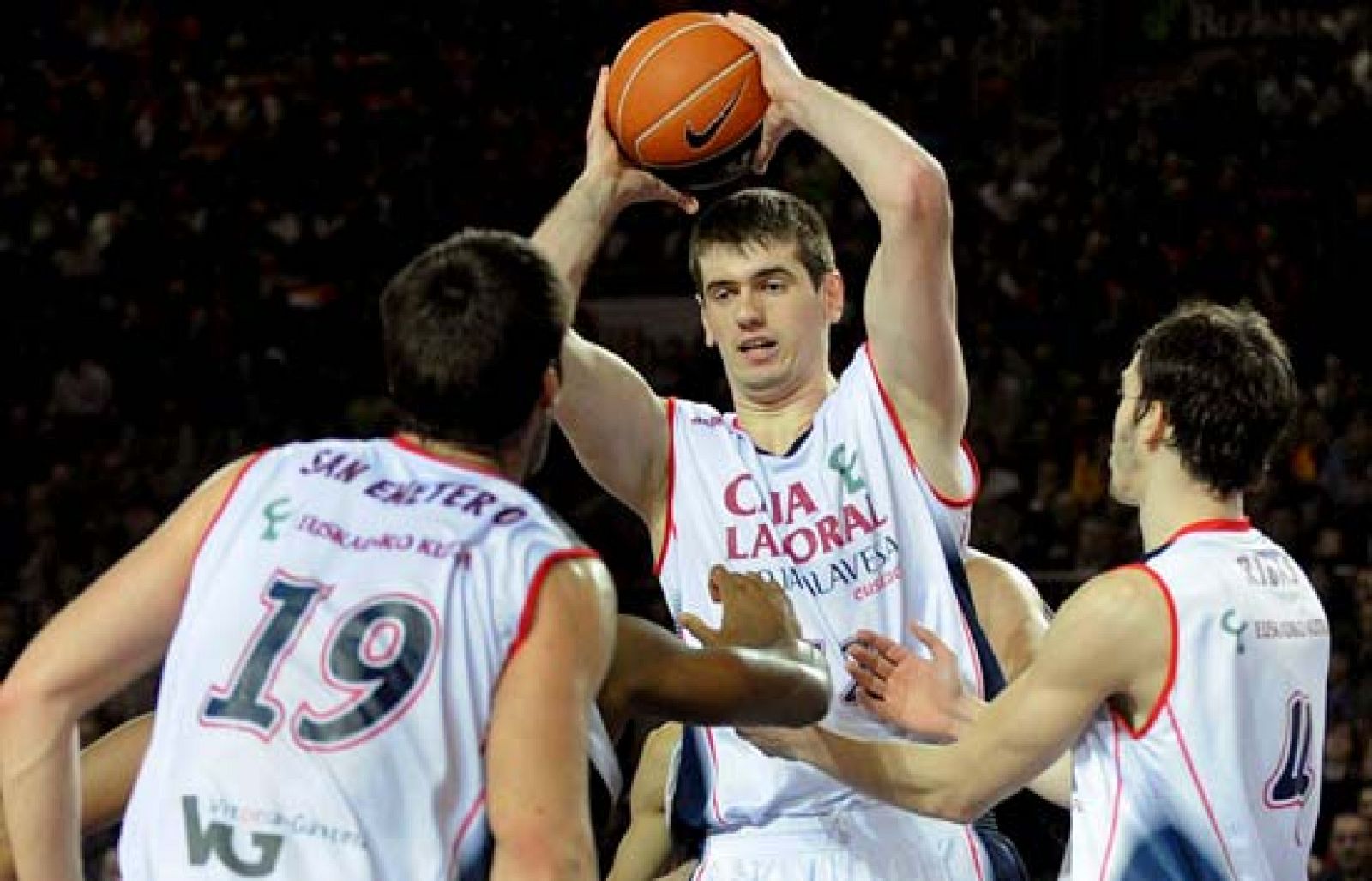 El Caja Laboral derrota sin grandes problemas al Bilbao por 62-75 en el partido de cuartos de la Copa del Rey de Baloncesto. 