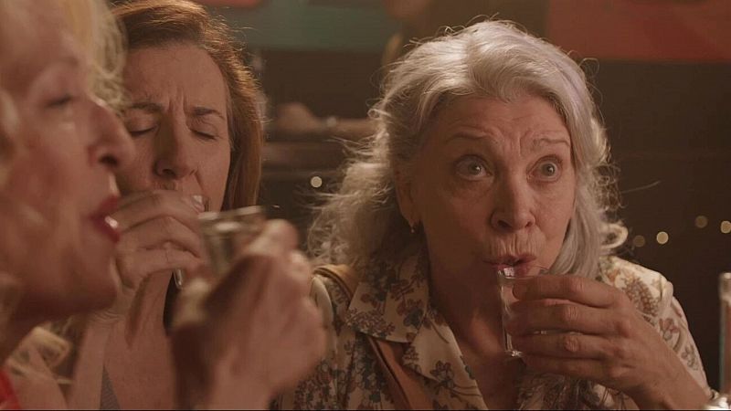 'Mamacruz', un chupito para Kiti Mánver: clip exclusivo