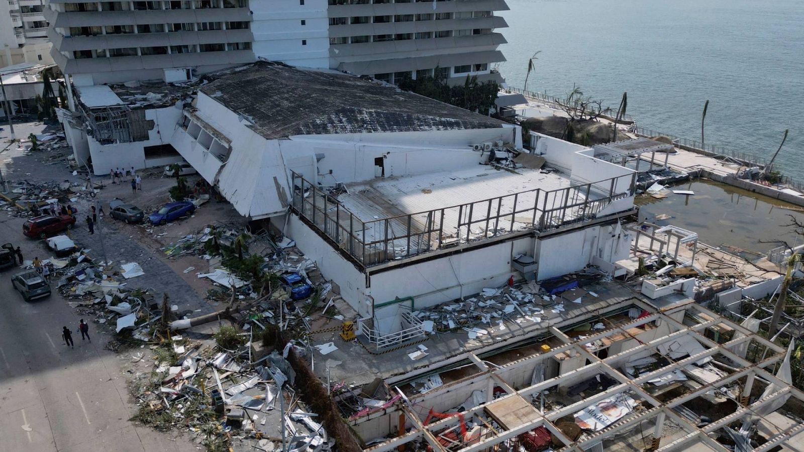 Al menos 27 muertos y varios desaparecidos tras el devastador paso del huracán Otis en Acapulco