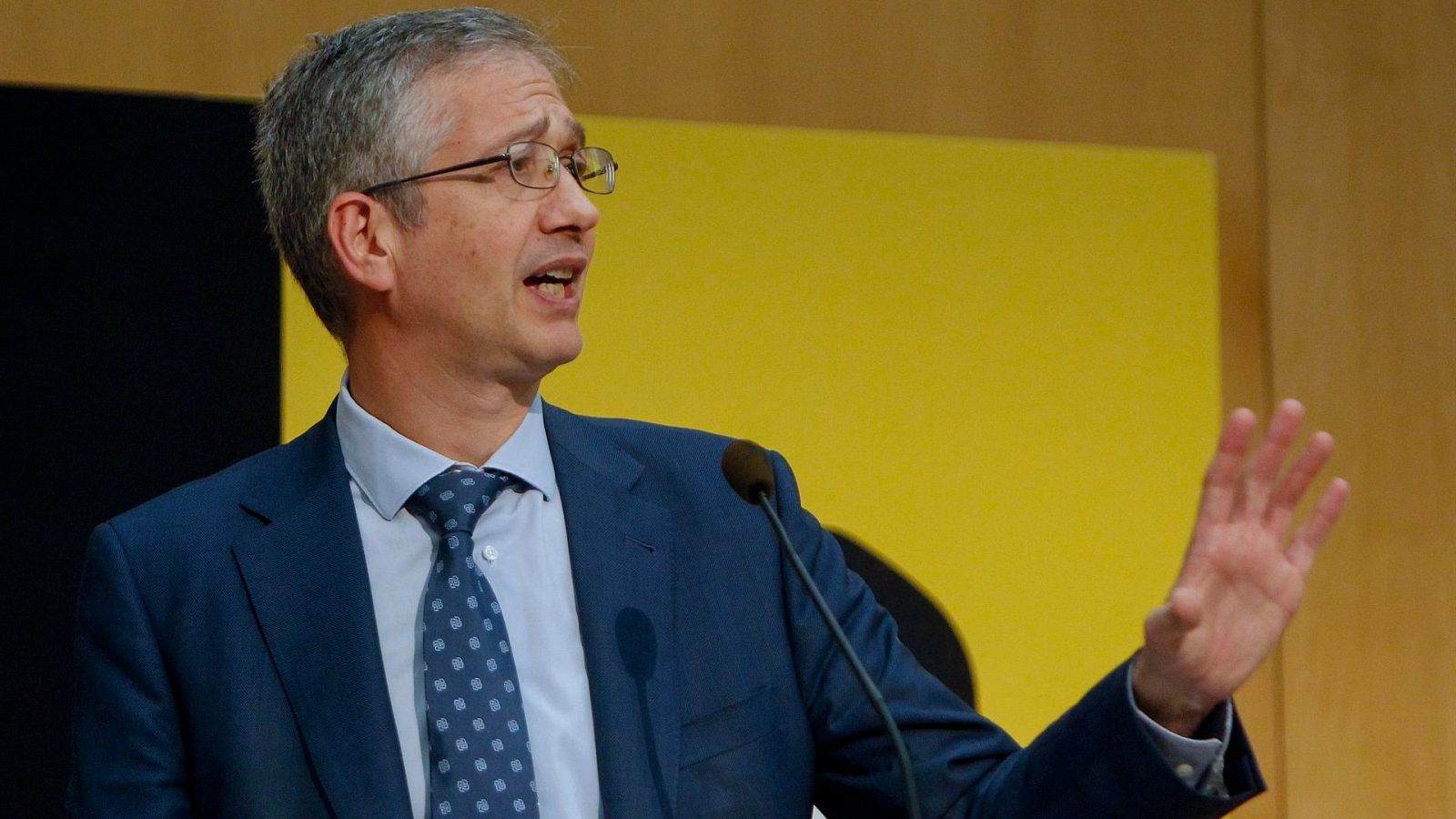 De Cos justifica mantener los tipos por el riesgo de recesión