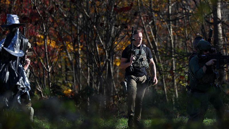 En EE.UU. continúa la búsqueda del hombre que mató a 18 personas e hirió a otras 13 en el estado de Maine
