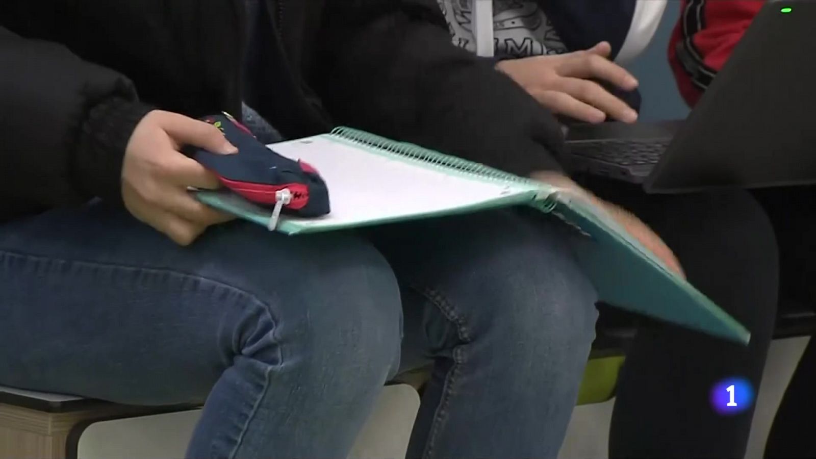 Alerta entre els instituts barcelonins per un xat de pornografia