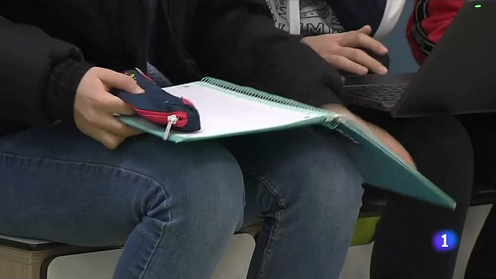 L'Informatiu - Alerta entre els instituts barcelonins per un xat de pornografia