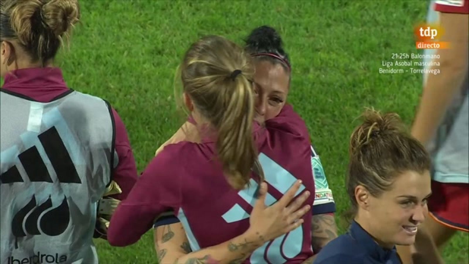 El emocionante abrazo de Jenni Hermoso con Irene Paredes tras el regreso triunfal ante Italia -- Ver ahora en RTVE Play