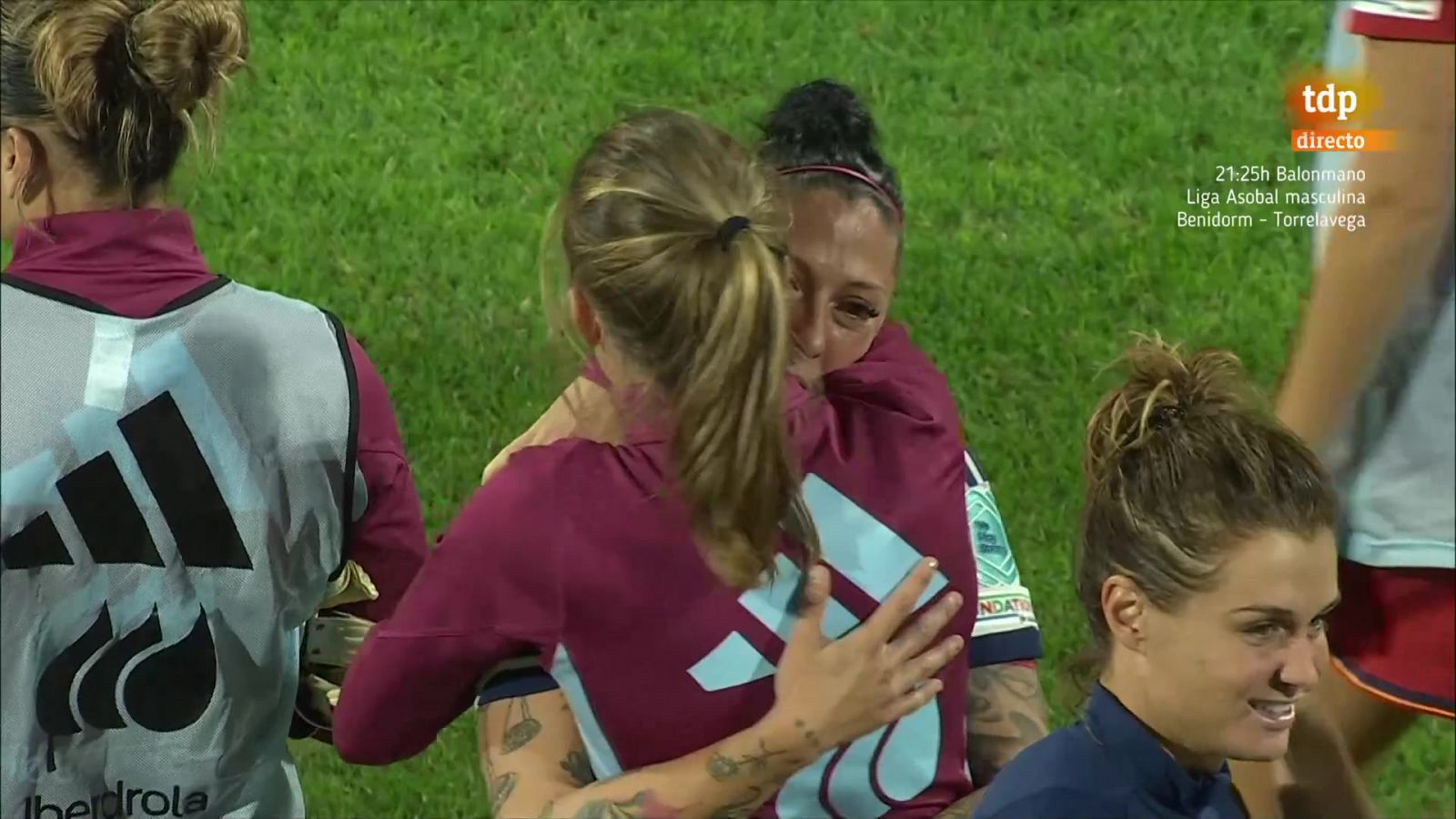 El emocionante abrazo de Jenni Hermoso con Irene Paredes tras el regreso triunfal ante Italia -- Ver ahora en RTVE Play