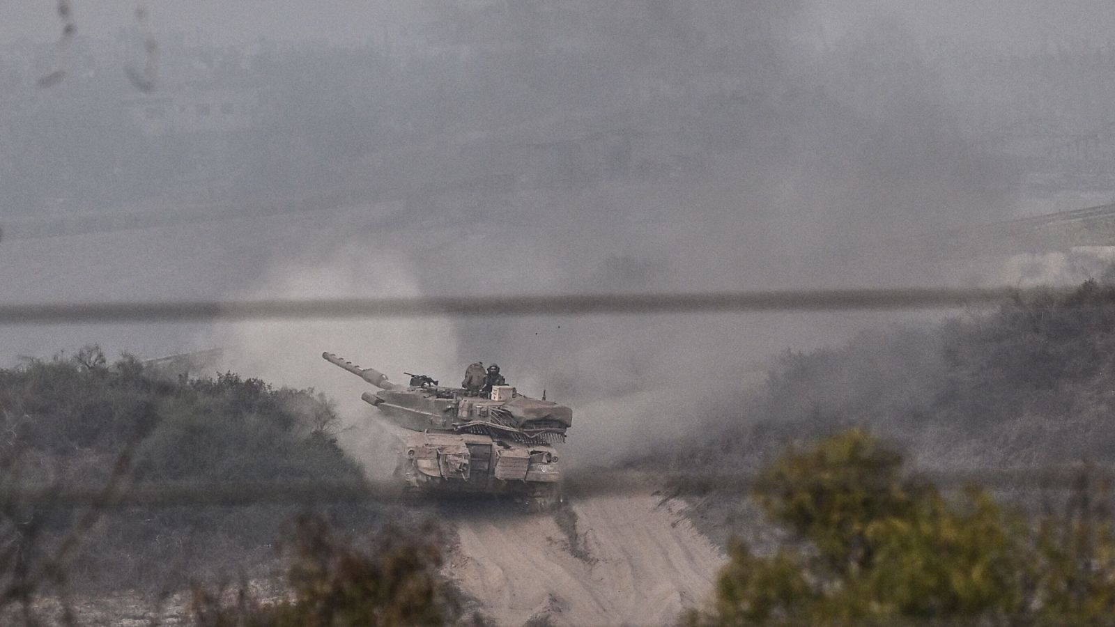 Los tanques israelíes avanzan hacia el interior de Gaza