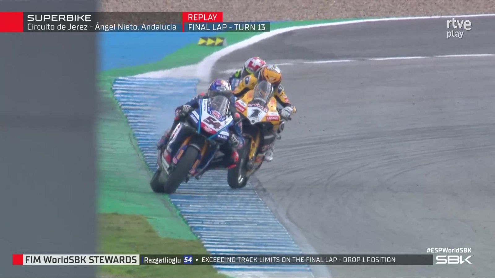 Razgatioglü y Bautista firman una última carrera de locura con un final decidido por una sanción