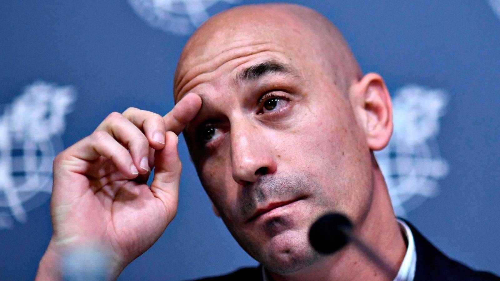 La FIFA inhabilita durante 3 años a Luis Rubiales por su beso a Jenni Hermoso - ver ahora