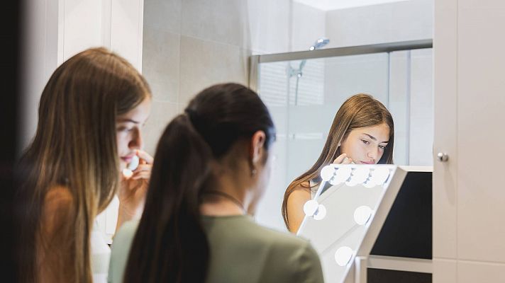 Telediario 1 - Las redes sociales popularizan las rutinas de belleza entre las jóvenes y los dermatólogos advierten: "Es innecesario"
