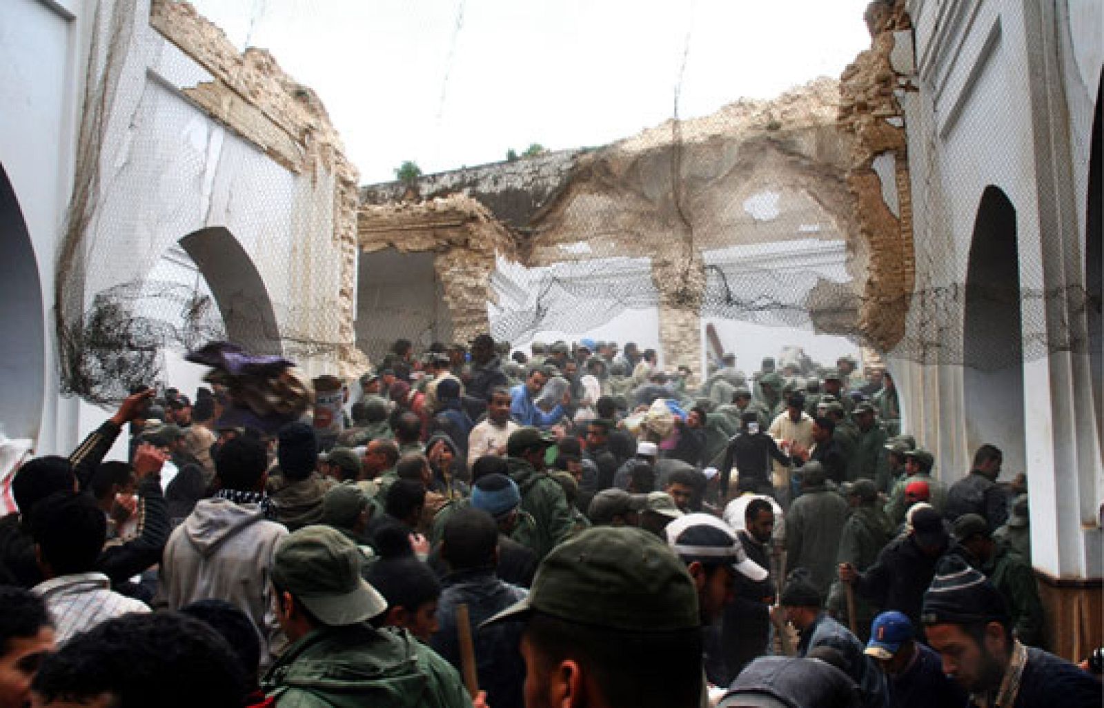 El número de muertos por el derrumbe este viernes del minarete de la mezquita de Bab el Berdiyine, en la medina de Mequínez, asciende a 41, mientras que el de heridos se ha elevado a 75 personas, según han informado fuentes oficiales.