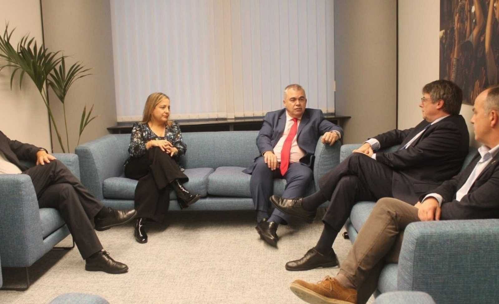El número tres del PSOE se reúne con Puigdemont en Bruselas