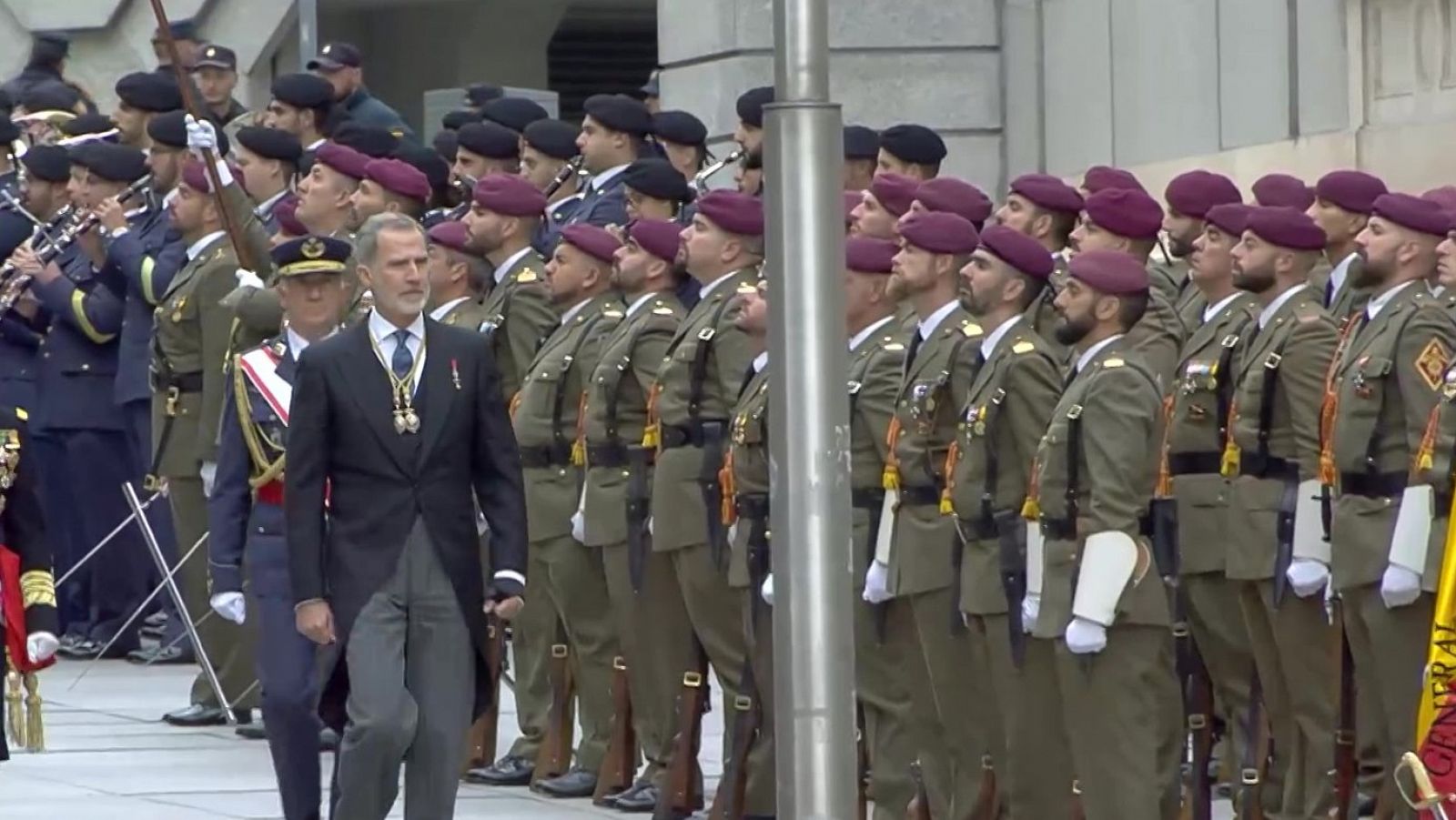El rey pasa revista al Batallón de Honores en la jura de la Constitución - Especiales informativos | Ver