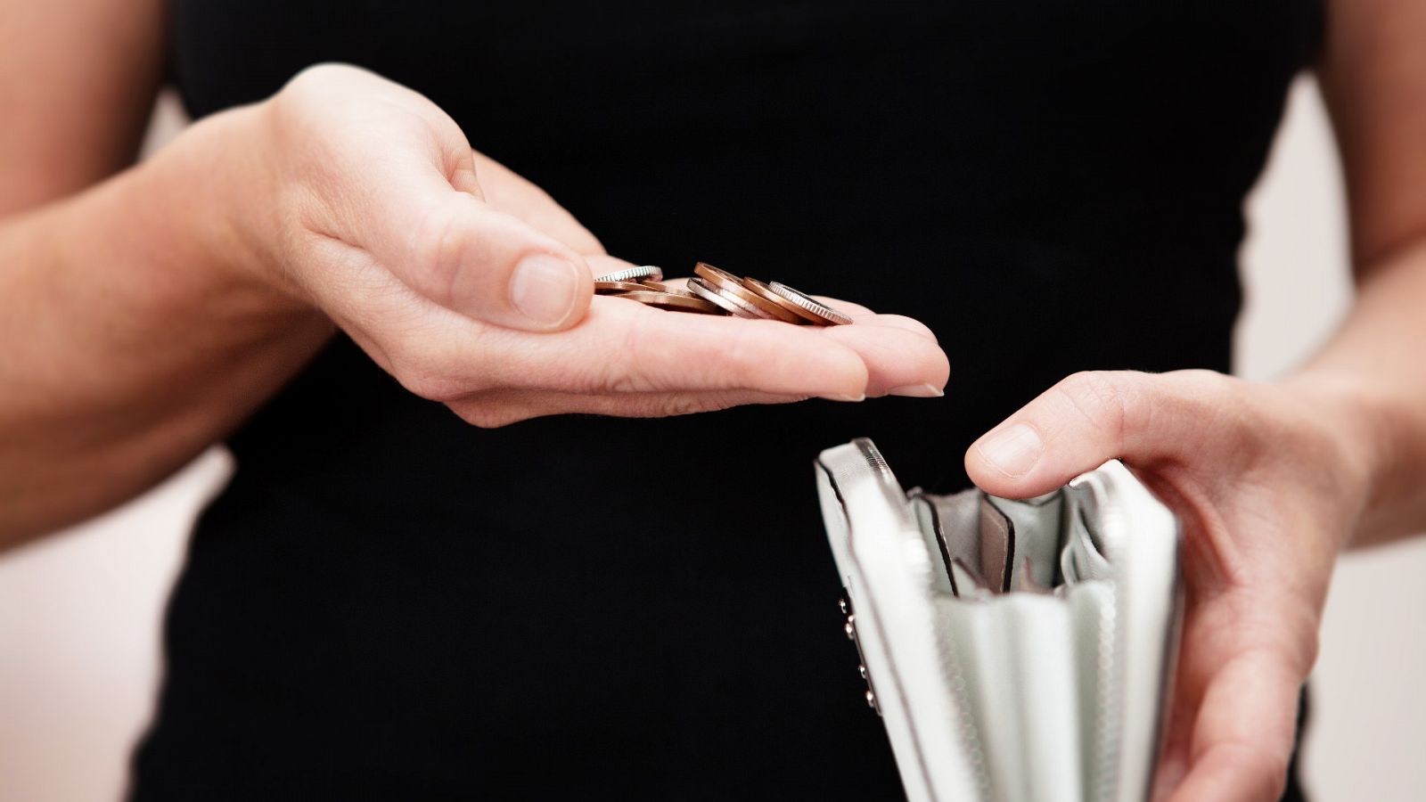 Muchos españoles reconocen que no llegan a final de mes y que, por tanto, ven muy difícil poder ahorrar. Esto afecta, sobre todo, a los jóvenes.