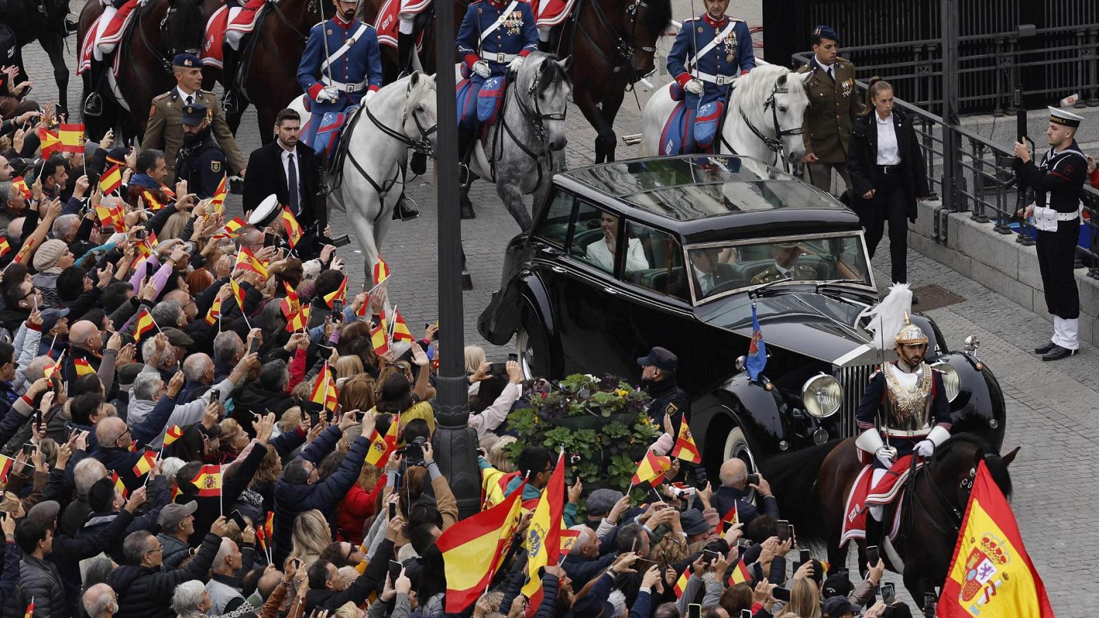 Expectación en las calles de Madrid ante la jura de la Constitución de la  princesa Leonor