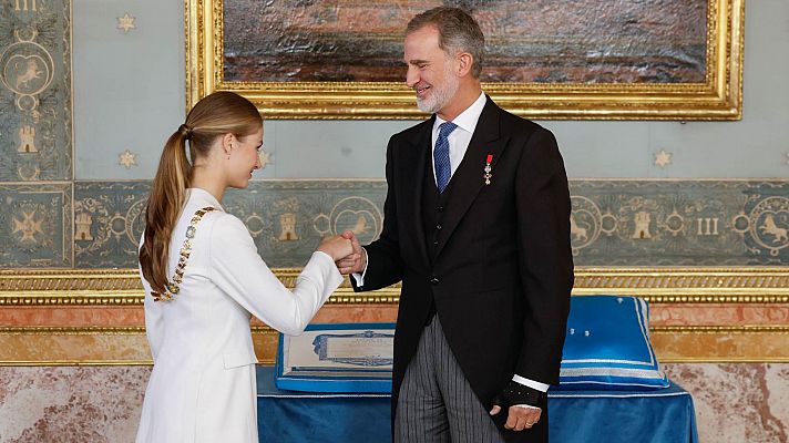 La princesa Leonor jura la Constitución y recibe en el Palacio Real el Collar de la Orden de Carlos III