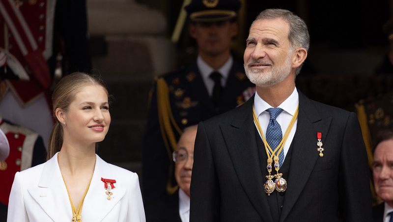 De las miradas cmplices entre Felipe VI y Leonor a las confiedencias entre hermanas: las otras imgenes de la jura