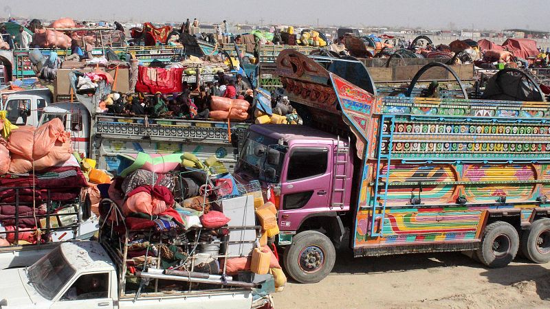 La expulsión de los migrantes sin papeles de Pakistán afecta a los afganos que huyeron del régimen talibán