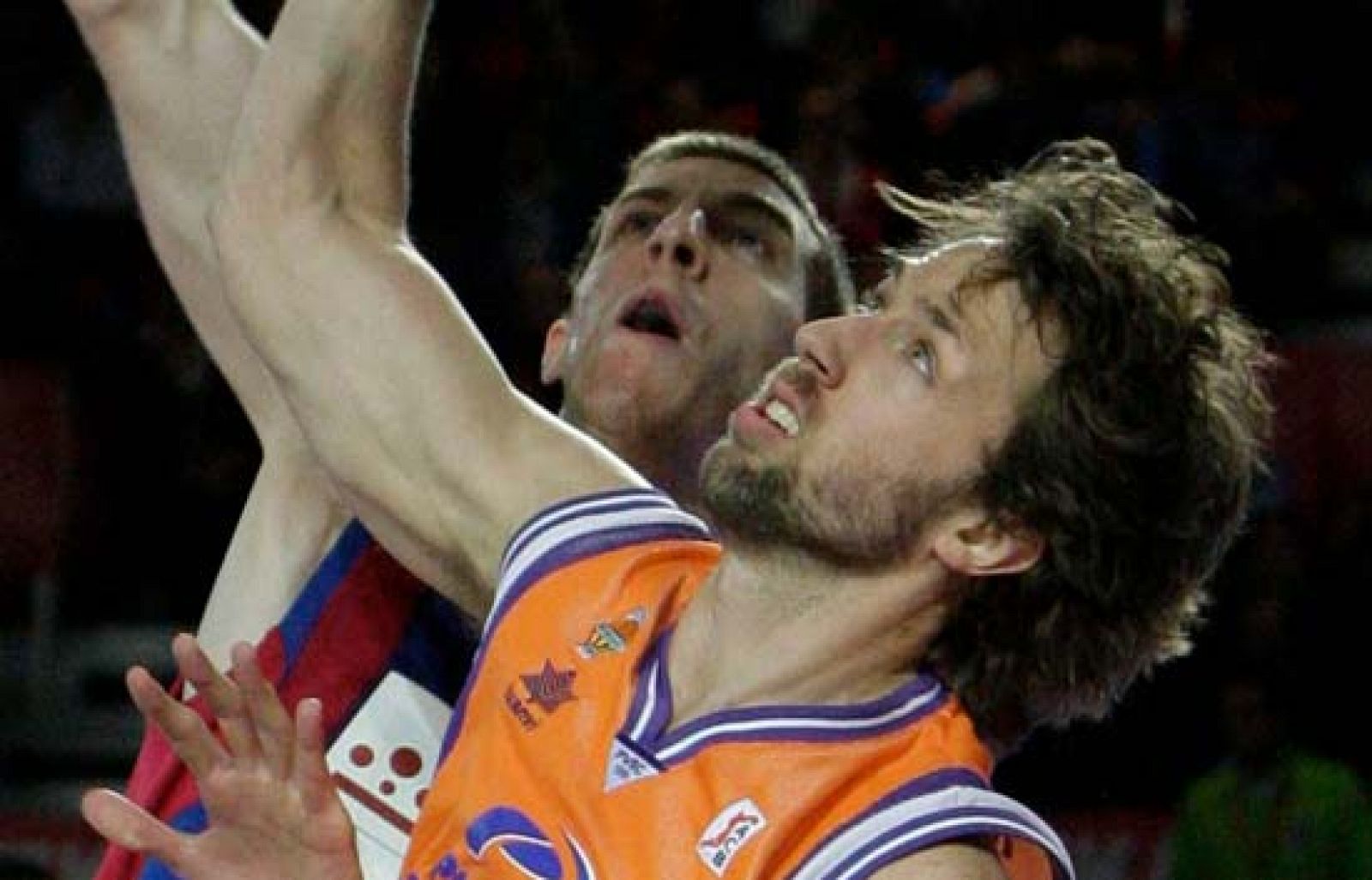 El Regal Barcelona derrota por 64-72 al Valencia y pasa a la final de la Copa del Rey. 