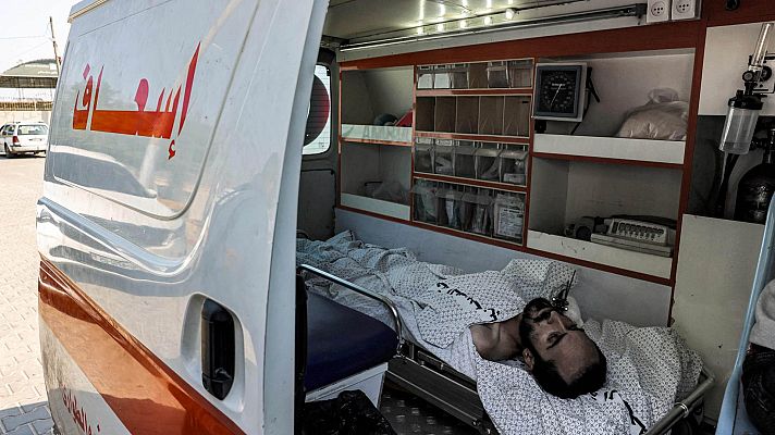 Informativo 24h - Decenas de ambulancias trasladan en el paso de Ráfah a extranjeros y palestinos heridos en Gaza