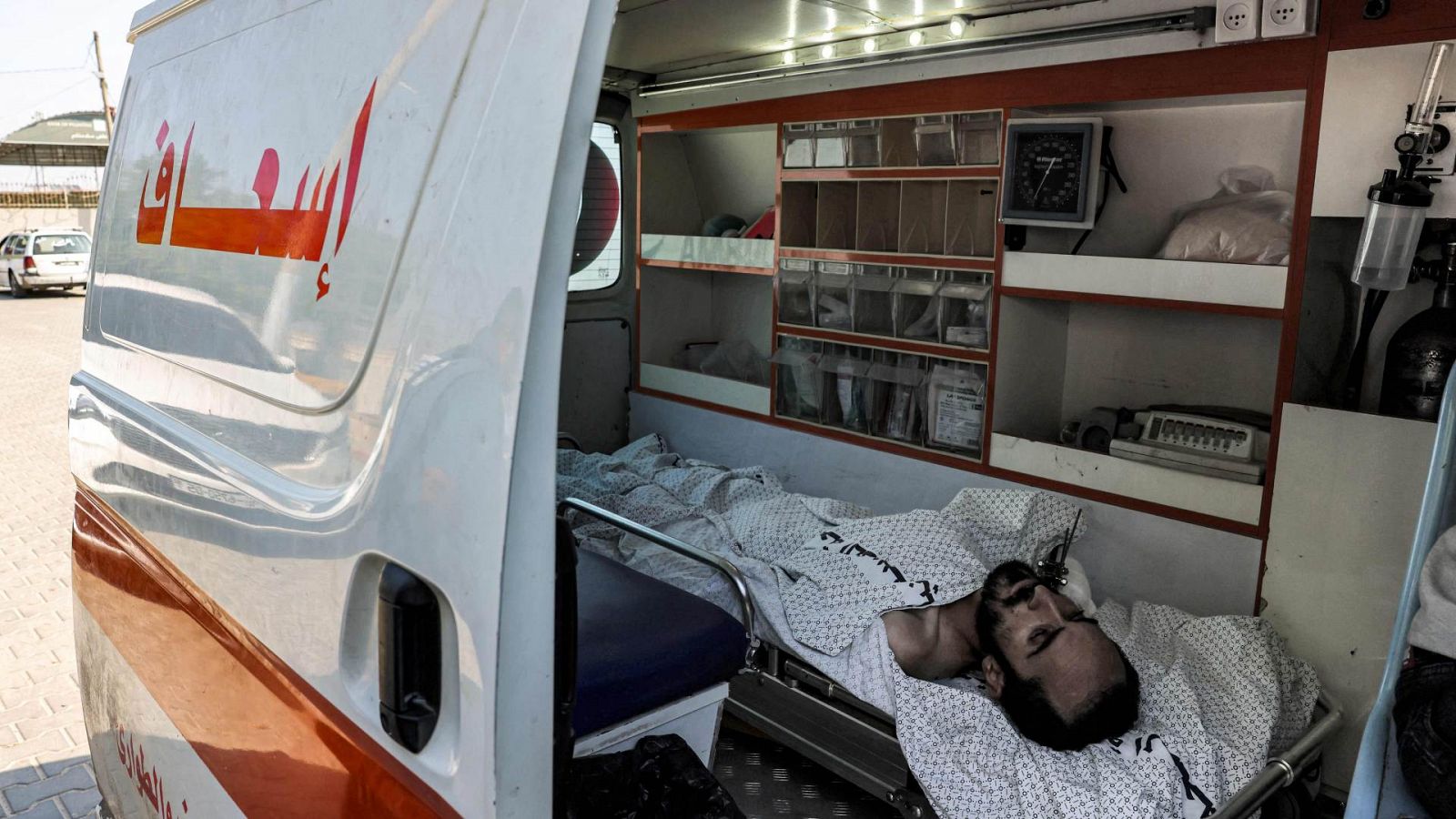 Decenas de ambulancias trasladan en el paso de Ráfah a extranjeros y palestinos heridos en Gaza