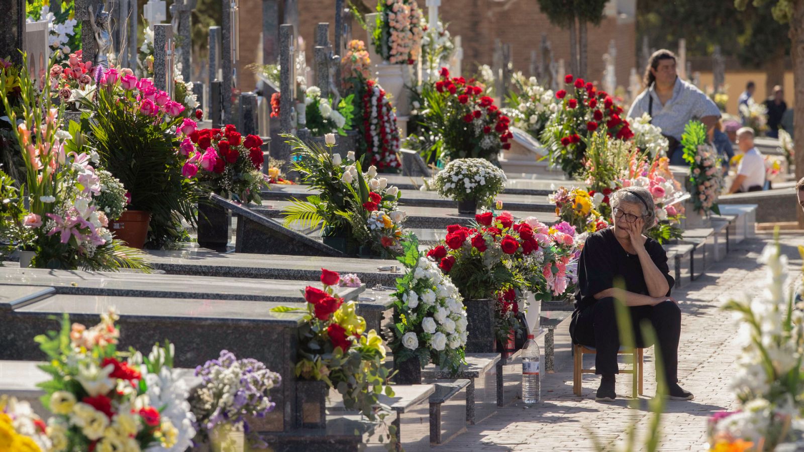 Miles de personas acuden a los cementerios para llevar flores a sus seres queridos