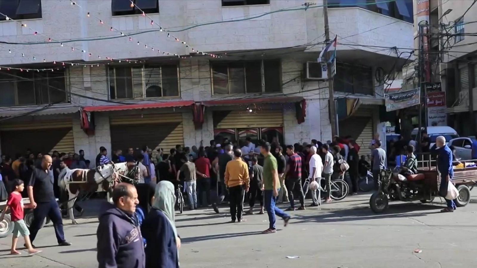 Decenas de personas hacen cola en las panaderías de Gaza para conseguir alimento 