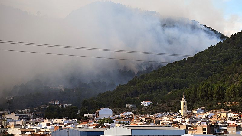El incendio en Valencia obliga a desalojar a 850 personas  