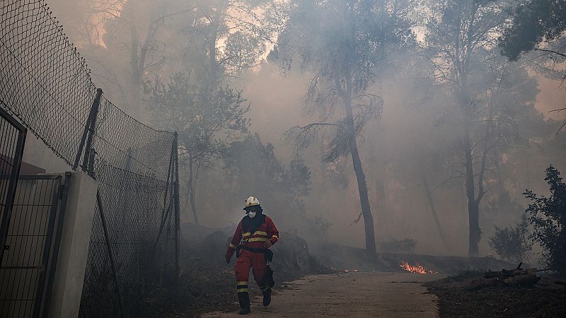 El viento complica la extinción del incendio en Montitxelvo, Valencia, con más de 2.000 hectáreas quemadas