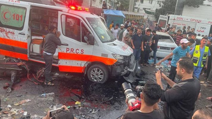Israel bombardea un convoy de ambulancias frente al hospital de Al Shifa en Gaza