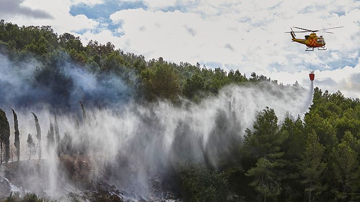 Continúa la extinción del incendio en Montitxelvo, Valencia