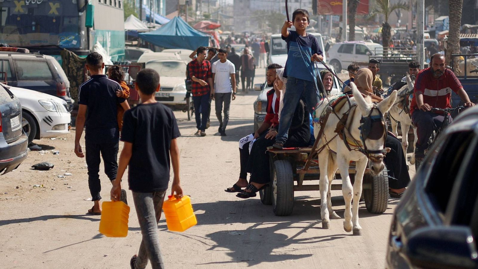 Dentro de Gaza: Sin gasolina, llenan el depósito con aceite de cocina | Ver