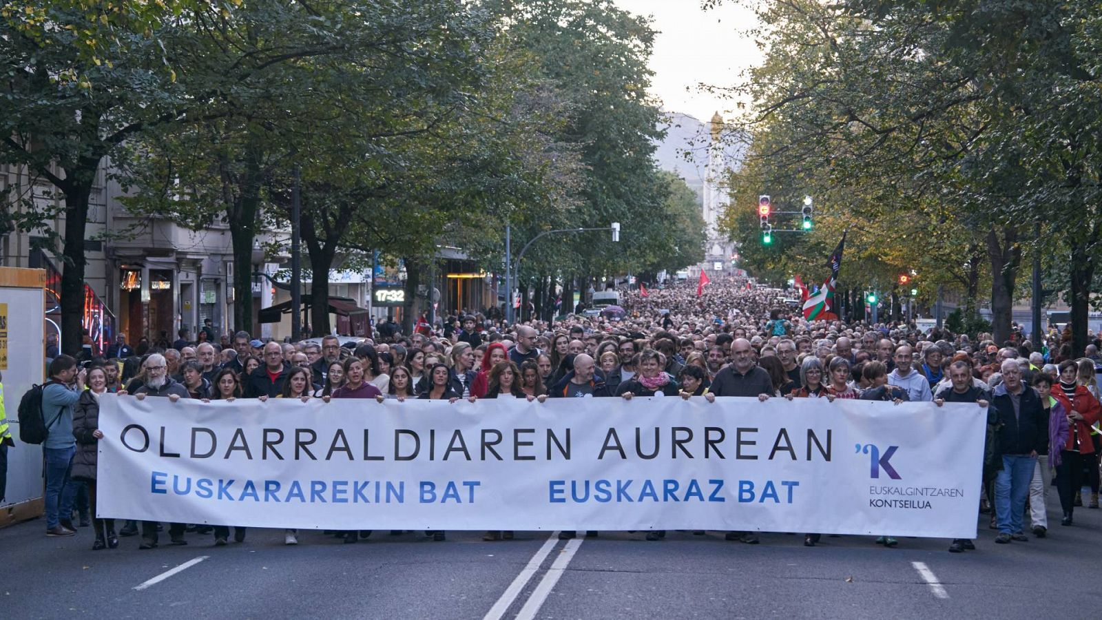 Miles de personas se manifiestan en Bilbao en defensa del euskera