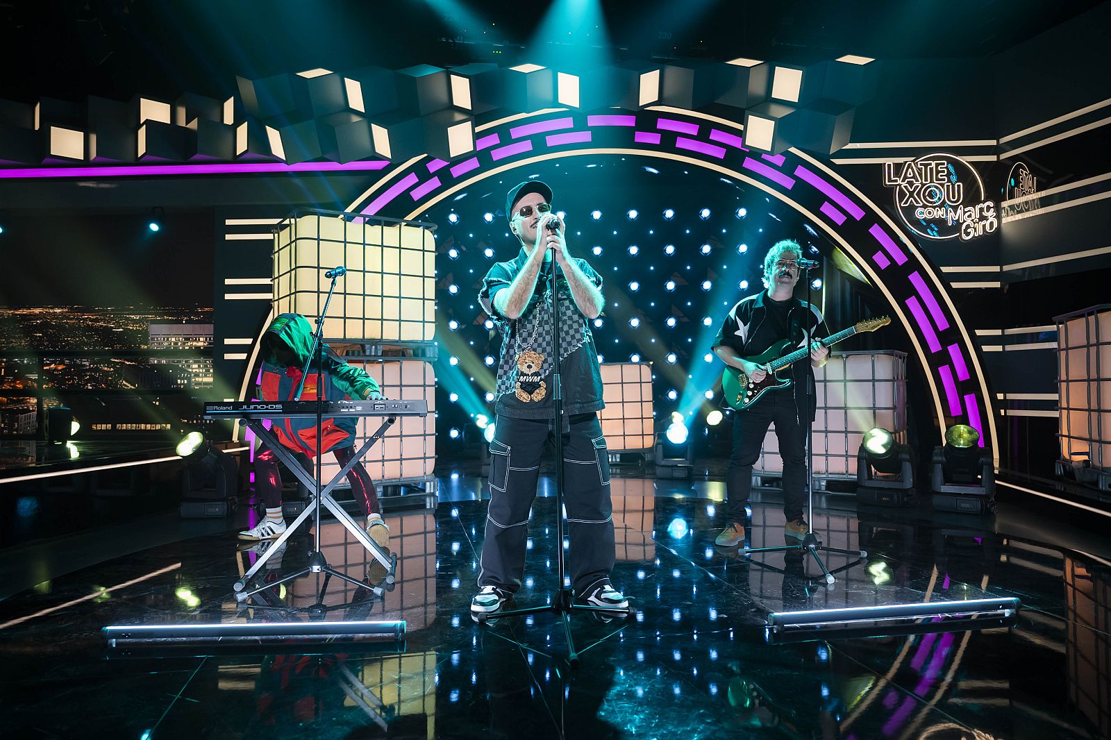 Varry Brava presenta su nuevo single en Late Xou