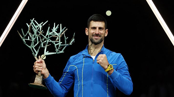 Tenis - Djokovic destroza a Dimitrov y alza en París su 40 Masters 1000