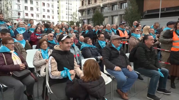 Encuentro de personas sordas en la Plaza de Callao de Madrid