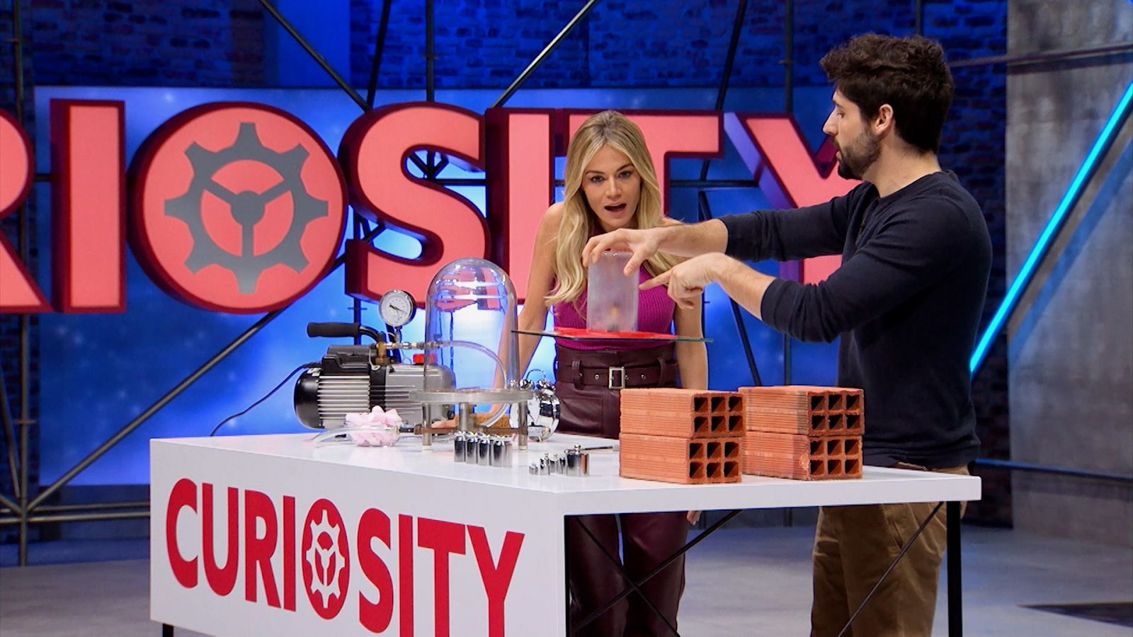 Rocío Delgado e Ignacio Crespo experimentan con el vacío y unas gominolas.