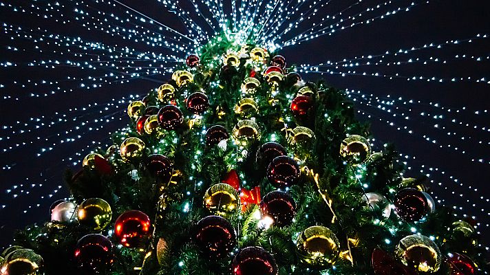 Telediario 1 - Badalona, Vigo y Cartes pugnan por tener el árbol de Navidad más alto