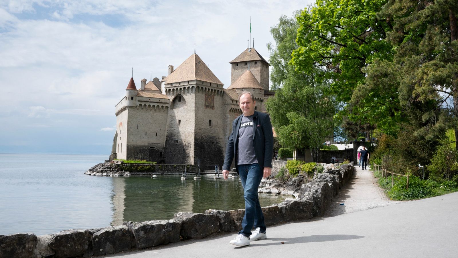 Un paciente de párkinson recupera la movilidad gracias a una neuroprótesis desarrollada en Suiza