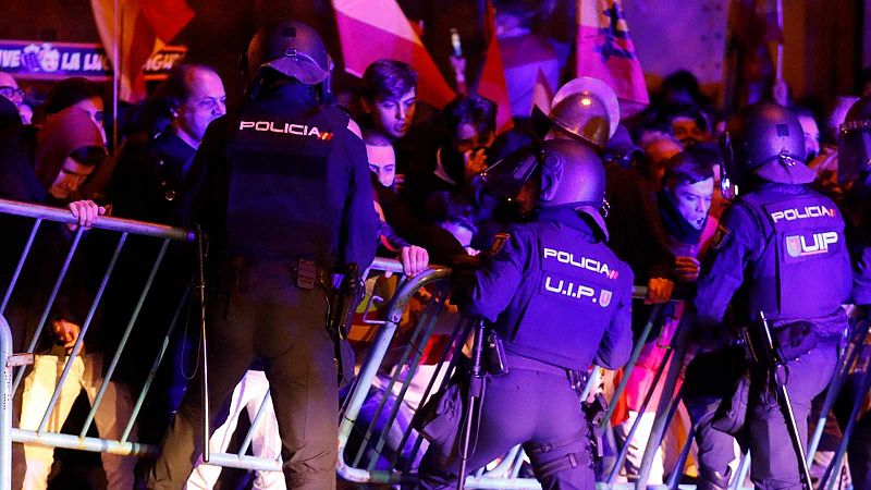 Miles de personas protestan contra la amnistía ante las sedes del PSOE