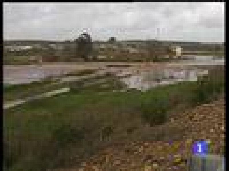  El temporal de lluvias ha tenido en vilo al área de Jerez, donde las inundaciones han llegado a cubrir casas de la zona rural hasta el tejado. Esta situación ha llevado a las administraciones públicas a activar un dispositivo excepcional, con una comisión técnica de seguimiento en la que participa la administración autonómica, así como los cuerpos de Seguridad del Estado y la Subdelegación del Gobierno y que cuenta con un Puesto de Mando Avanzado (PMA) con base en Jerez. 21/02/10.