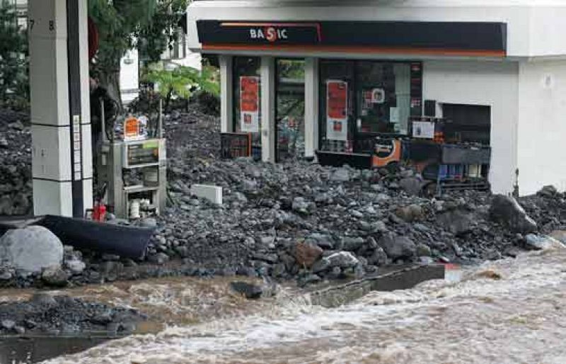 Al menos 40 muertos en las inundaciones que sufre Madeira 
