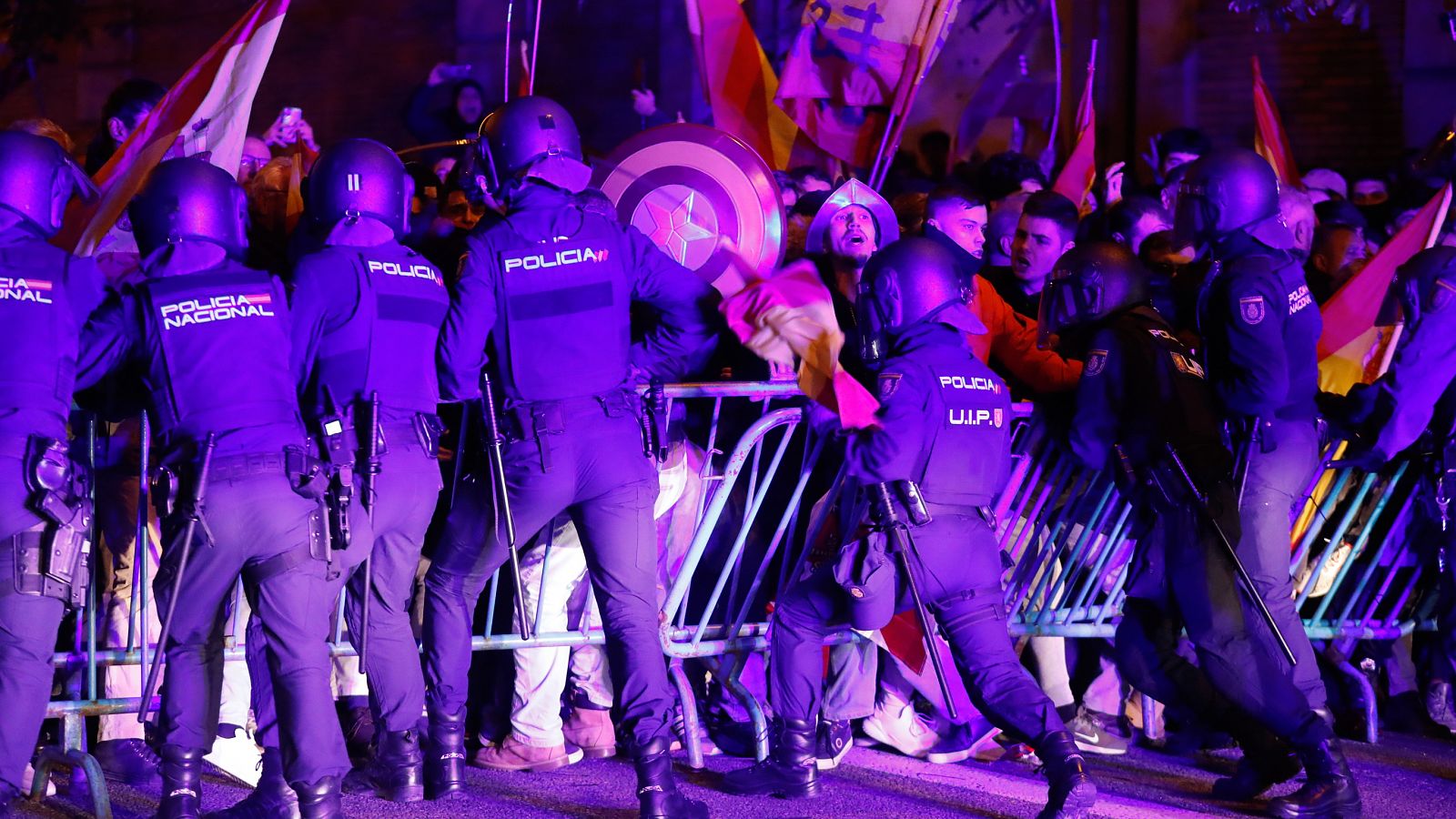 El Gobierno tilda la protesta en Ferraz de "ataque a la democracia" y PP y Vox critican las cargas policiales
