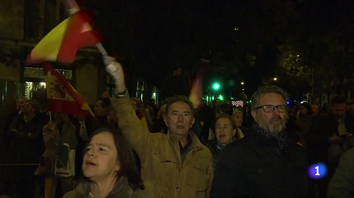 Crítiques creuades per les manifetacions a les seus del PSOE