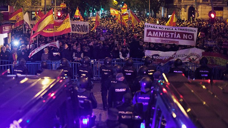 Miles de manifestantes protestan ante la sede del PSOE contra la ley de amnistía