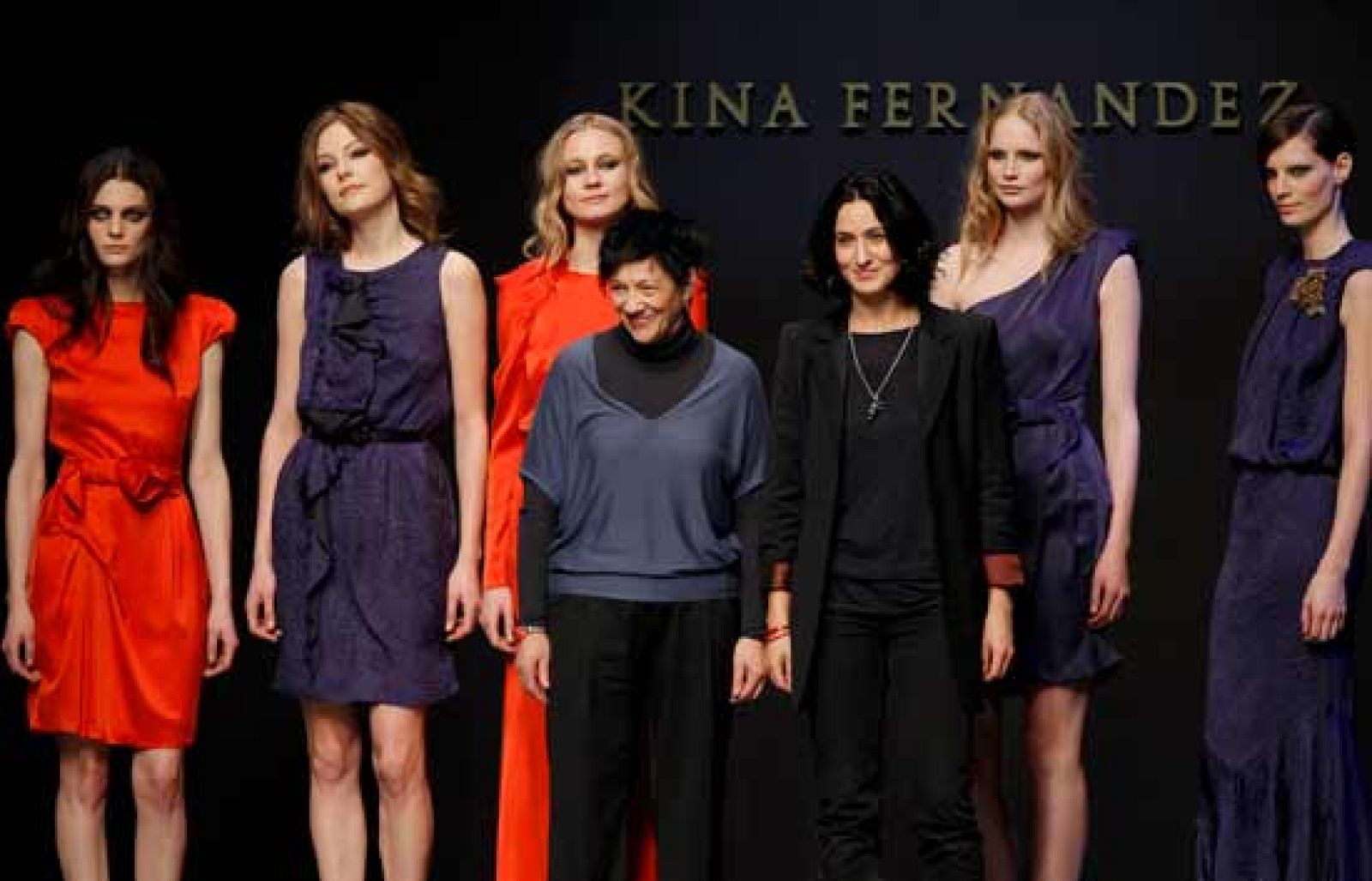 La colección que ha presentado Kina Fernández sobre la pasarela de Cibeles Madrid Fashion Week está inspirada en la estética 'glam rock' (21/02/10). 