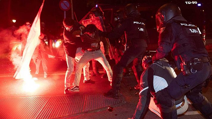 Cargas policiales en una nueva protesta contra la amnistía  