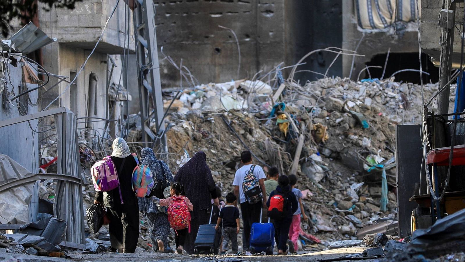 Biden pide una pausa humanitaria en Gaza mientras Israel combate a Hamás en sus túneles. 