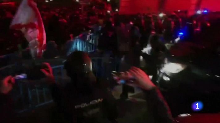 L'Informatiu - Es radicalitzen les protestes davant la seu del PSOE