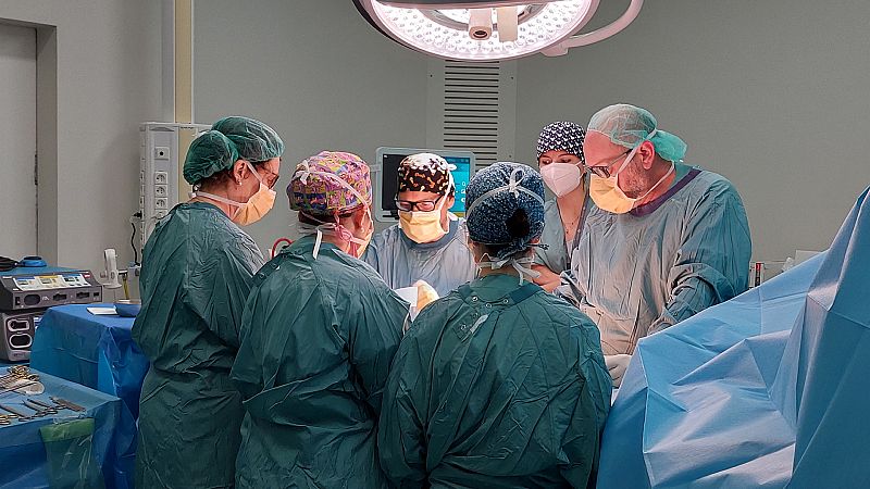 El Hospital Sant Pau de Barcelona realiza la primera reconstrucción total de abdomen del mundo